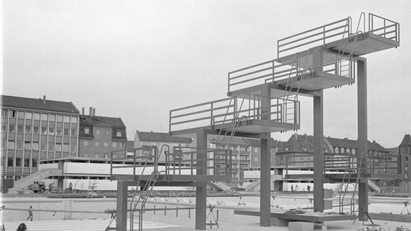 Abkühlung versprach eine Neuheit des Jahres 1966: Das Westbad sollte im Sommer öffnen. Allerdings sah es zwei Wochen vor der geplanten Eröffnung noch nicht nach Hitze aus. Am 29. Juni gab es frühlingshafte 13 Grad in Nürnberg.