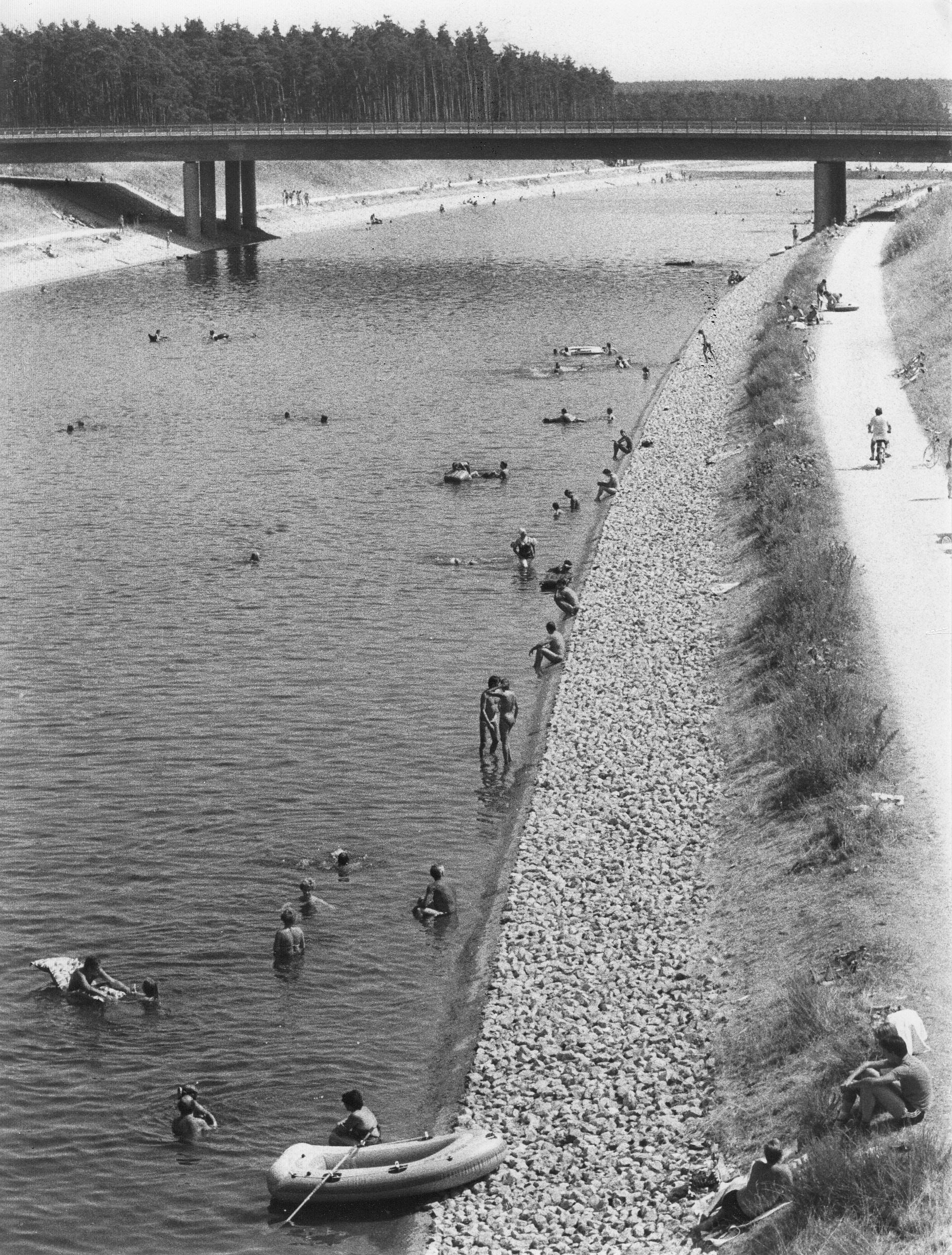 Wenn die Bäder überfüllt sind: Abkühlung verschafften sich die Menschen im August 1983 im Rhein-Main-Donau-Kanal. Die Behörden sahen allerdings mit eher gemischten Gefühlen zu, denn der Kanal war damals noch im Bau.