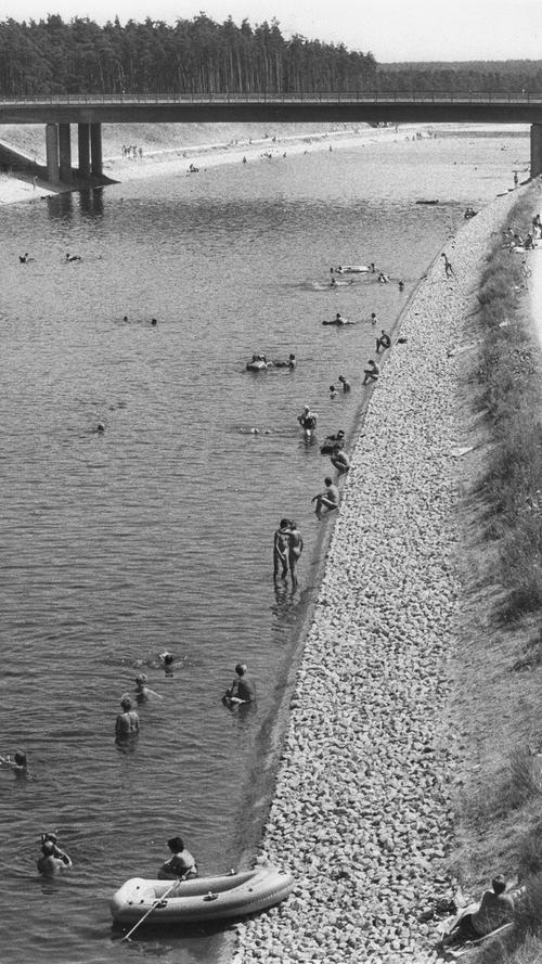 Wenn die Bäder überfüllt sind: Abkühlung verschafften sich die Menschen im August 1983 im Rhein-Main-Donau-Kanal. Die Behörden sahen allerdings mit eher gemischten Gefühlen zu, denn der Kanal war damals noch im Bau.