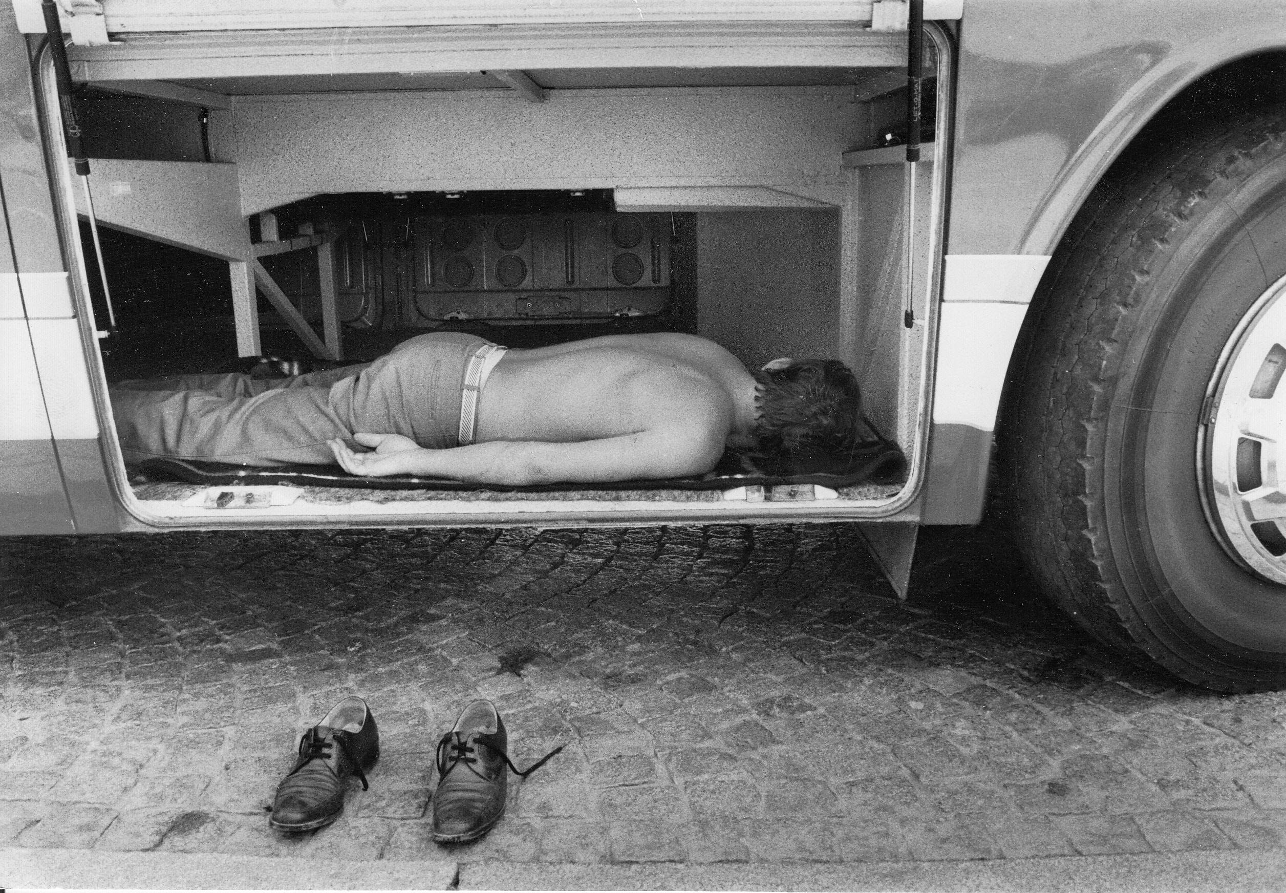 Was tun, wenn die Mittagshitze vom Himmel knallt: Klar, ein Schläfchen im Gepäckraum . Das ließ sich dieser Mann Ende Juli 1983 nicht zweimal sagen. Kein Wunder: Bei 33 Grad im Schatten kam jede Möglichkeit zur Siesta recht. Insgesamt 58 Sommertage sorgten mit Temperaturen über 25 Grad in diesem Jahr für das große Schwitzen.