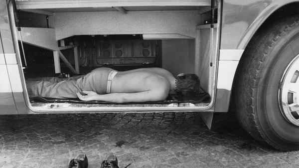 Was tun, wenn die Mittagshitze vom Himmel knallt: Klar, ein Schläfchen im Gepäckraum . Das ließ sich dieser Mann Ende Juli 1983 nicht zweimal sagen. Kein Wunder: Bei 33 Grad im Schatten kam jede Möglichkeit zur Siesta recht. Insgesamt 58 Sommertage sorgten mit Temperaturen über 25 Grad in diesem Jahr für das große Schwitzen.