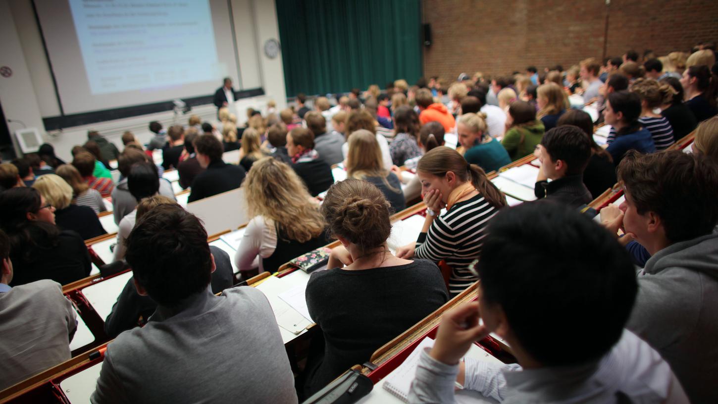 Examen reisen bis zu fünf mal per Post durch die Bundesrepublik.