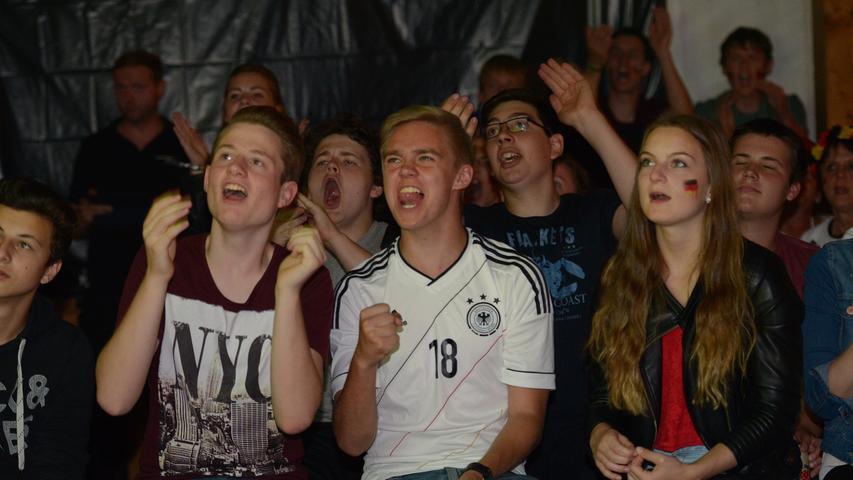 Mit Spannung wurde auf dem Greif-Keller in Forchheim das EM-Halbfinale erwartet. 90 Minuten später war klar: Deutschland ist ausgeschieden. Frankreich siegte dank Griezmanns Doppelpack mit 2:0. Zurück blieben enttäuschte Fans, die eigentlich den Einzug ins Finale feiern wollten.