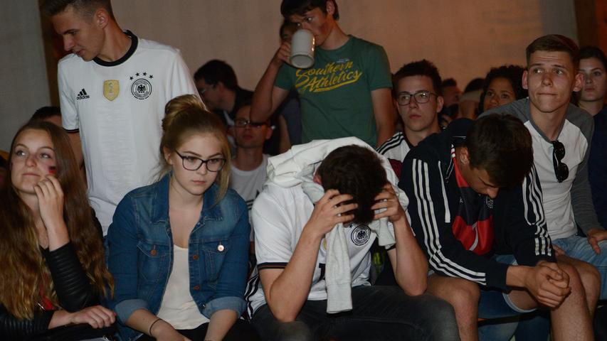 Mit Spannung wurde auf dem Greif-Keller in Forchheim das EM-Halbfinale erwartet. 90 Minuten später war klar: Deutschland ist ausgeschieden. Frankreich siegte dank Griezmanns Doppelpack mit 2:0. Zurück blieben enttäuschte Fans, die eigentlich den Einzug ins Finale feiern wollten.