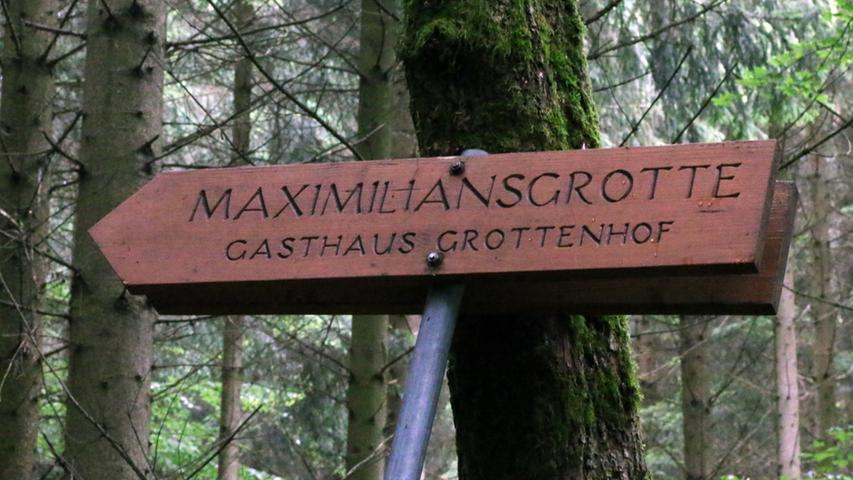 Ein weiteres Highlight versteckt sich im Wald: Die Maximiliansgrotte mit dem größten Tropfstein Deutschlands, dem sogenannten Eisberg. Begehbar ist die Grotte nur mit Führungen.