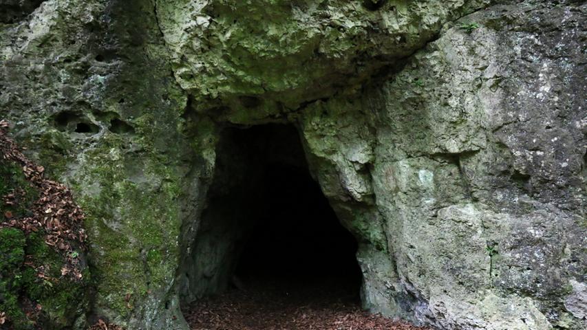 ... einen angeblich verwunschenen Ort: die Mysteriengrotte. Der Legende nach spukte hier eine „weiße Frau“ und schuf in der Grotte eine mystische Atmosphäre.