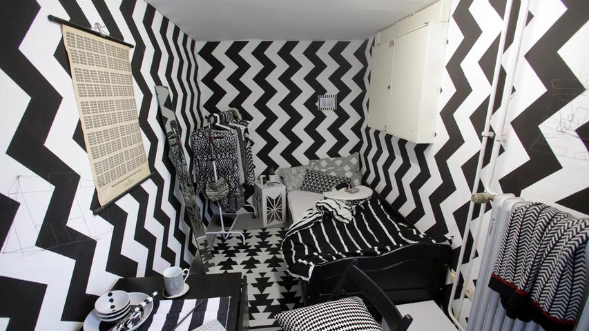 Ganz in schwarz-weiß, gezackt, gestreift, gemustert: Ramona Schmidts Installation „Mein optimaler Raum“ kann beim Besucher auch zu Augenflimmern führen.