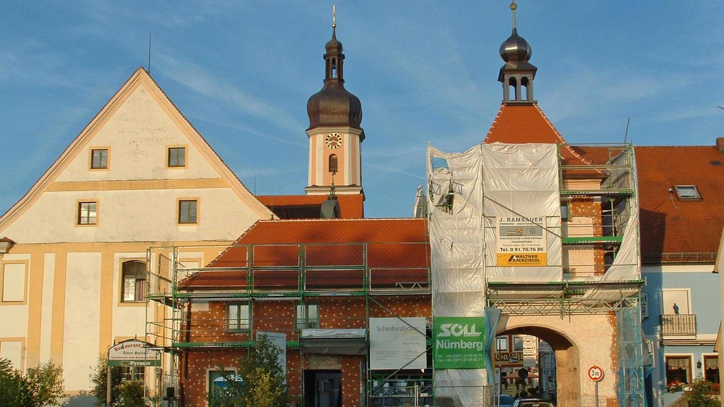 Allersberg: Torturm-Fenster erhalten ochsenblutfarbenen Anstrich