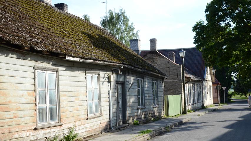 Eine Gasse mit alten Häusern in Haapsalu.