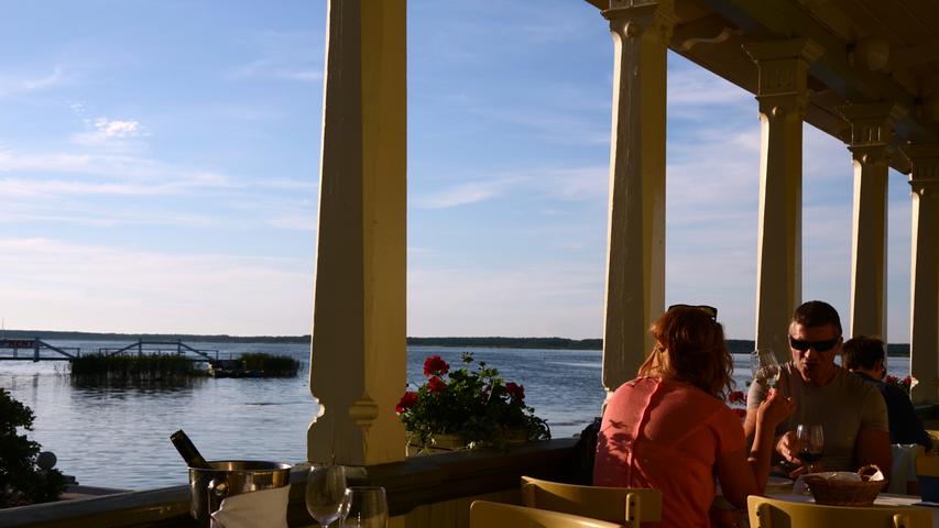 Auf der Terrasse des Kuursaal-Restaurants in Haapsalu ist es am Abend besonders romantisch.