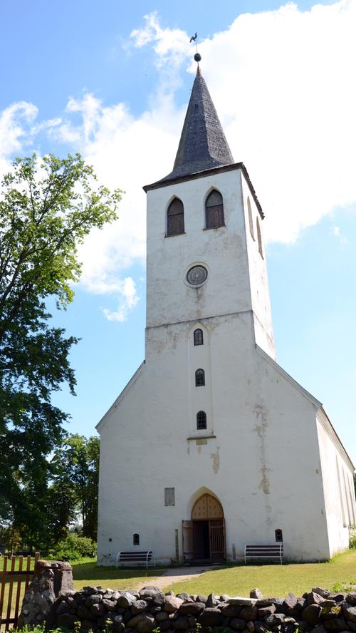 Die hübsche Pühalepa-Kirche wurde vom Deutschen Orden erbaut.