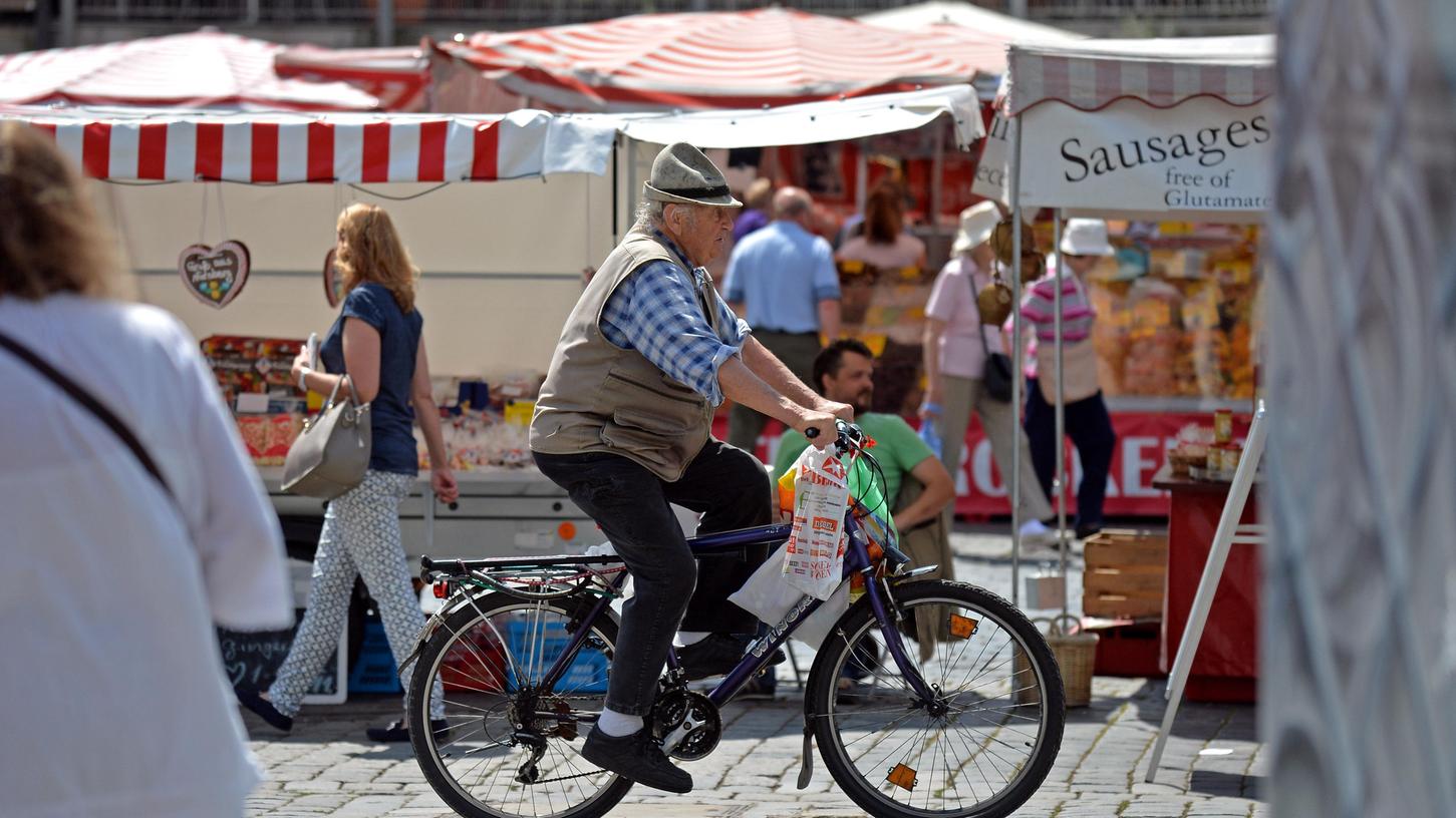 Der Hauptmarkt ist für Radler geöffnet - testweise. Allerdings haben Skeptiker der Regelung bislang keine neuen Argumente bekommen: Der Test lief gut an.