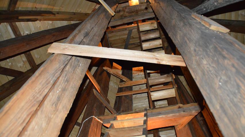 1442 ist der romanische Kirchturm im Herzen Auerbachs gebaut worden. Bis 1950 wohnte der Türmer  direkt unter der Spitze in einer Zwei-Zimmer-Wohnung. Heute kommt nur noch der Mesner Anton Lord ab und an die 61,5 Meter bis ganz nach oben. Ein Rundgang durch das wieder sanierte Wahrzeichen.