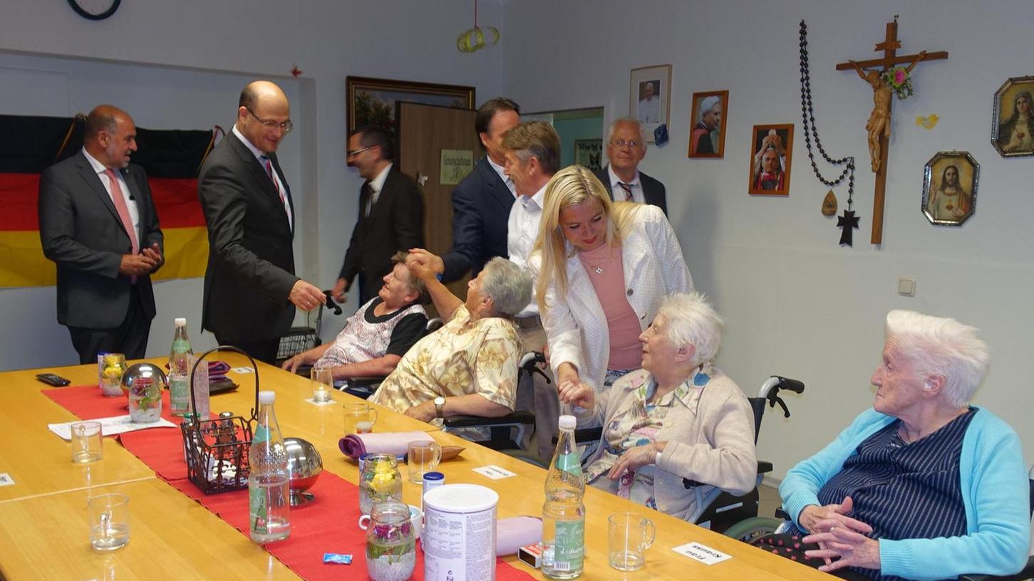 Ministerin Huml besucht Seniorenheim in Velburg