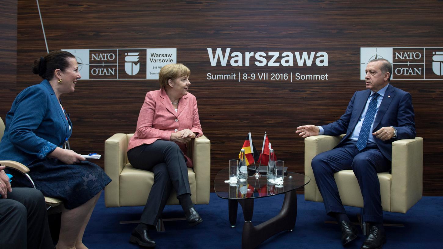 Bundeskanzlerin Angela Merkel und der türkische Präsident Recep Tayyip Erdogan unterhielten sich am Rande des NATO-Gipfels in Warschau. Bundeskanzlerin Angela Merkel und der türkische Präsident Recep Tayyip Erdogan unterhielten sich am Rande des NATO-Gipfels in Warschau.