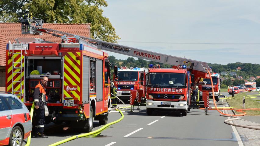 Die Feuerwehren aus Langenzenn, Wilhermsdorf, Keidenzell und Laubendorf bekämpfen den Brand.