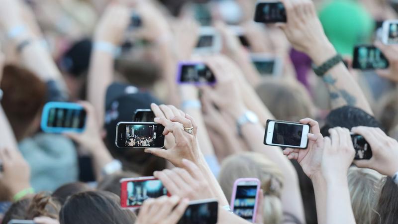 Egal, wo wir uns befinden: Das Handy ist heute alltäglicher Begleiter. Ob das langfristig ein Gesundheitsrisiko bedeutet, dafür gibt es noch keine unumstößlichen wissenschaftlichen Beweise.