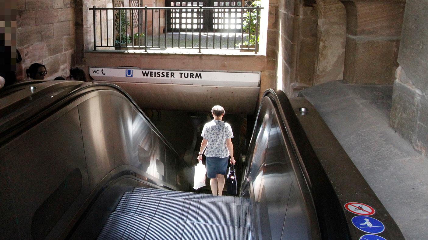 Der Betrunkene lag in der U-Bahn-Haltestelle "Weißer Turm" bewusstlos auf einer Bank.