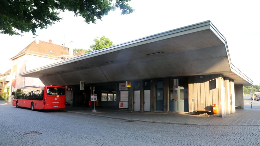 Einst Endbahnhof der U1 nutzen den U-Bahnhof Frankenstraße heute 19.000 Fahrgäste an einem Werktag. Direkt darüber findet sich der Busbahnhof. Heute geht es von der Haltestelle in Hummelstein / Neulichtenhof weiter bis raus nach Langwasser.