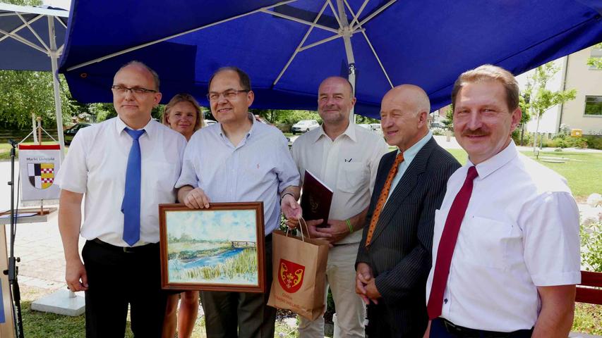 Bürgermeister Blazej Konkol überreichte Minister Schmidt (v. l.) ebenso ein Erinnerungsgeschenk wie der Gemeindevorsitzende von Trabki Wielkie, Zbuqnieur Laszczynski /r.).