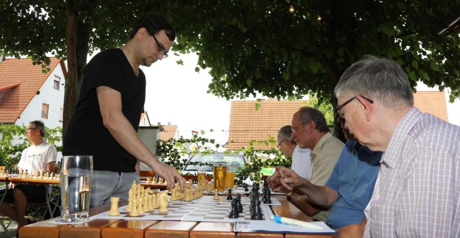 Schach-Marathon im schattigen Biergarten