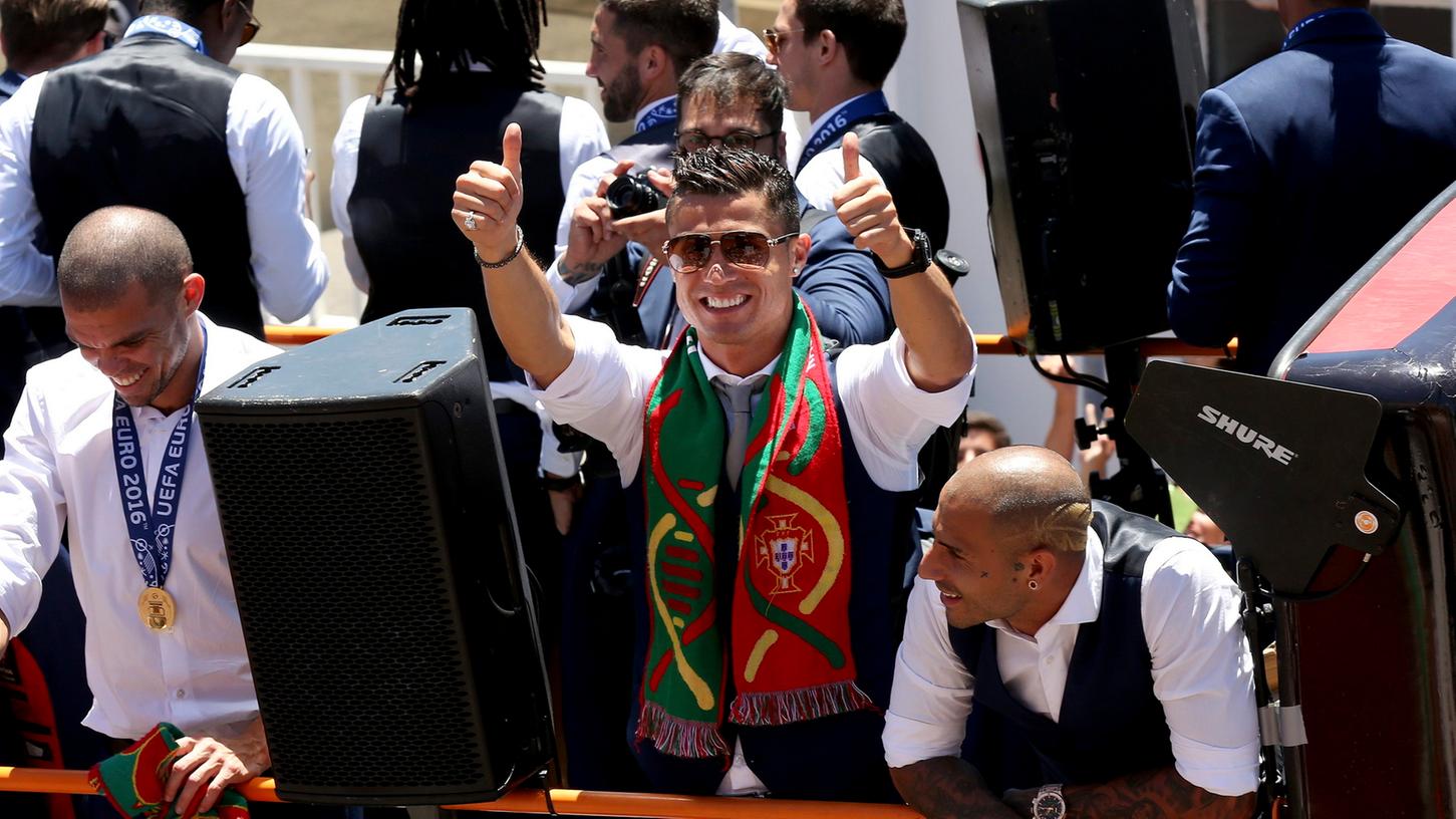 Beim Empfang der Europameister konnte er schon wieder Jubeln: Cristiano Ronaldos Verletzung scheint nicht so schlimm wie erwartet. Beim Empfang der Europameister konnte er schon wieder Jubeln: Cristiano Ronaldos Verletzung scheint nicht so schlimm wie erwartet.