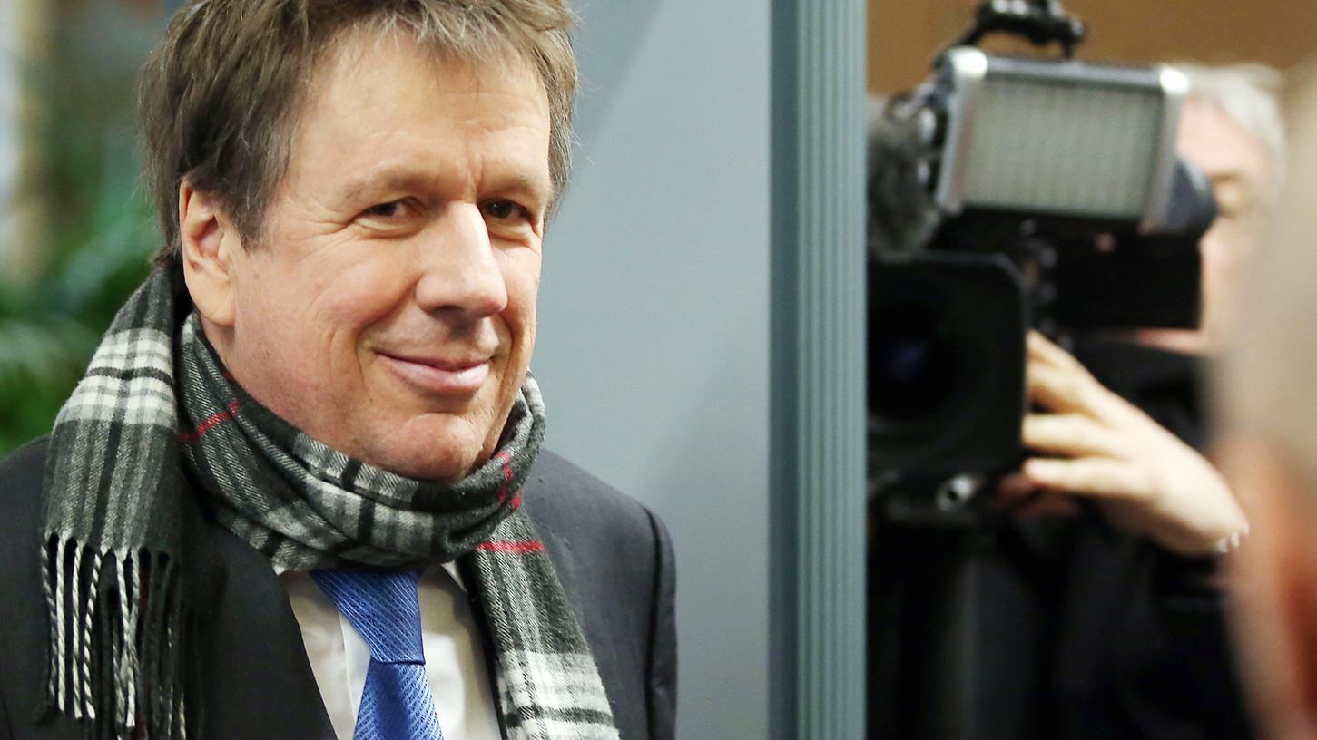 Jörg Kachelmann und seine Twitter-Community wundern sich über ein Regensburger Kennzeichen mit Nazi-Symbolik. Jörg Kachelmann und seine Twitter-Community wundern sich über ein Regensburger Kennzeichen mit Nazi-Symbolik.