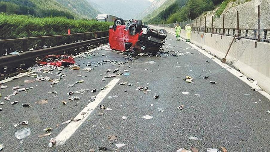 Bei einem schweren Unfall auf der Brennerautobahn ist ein 15-Jähriger ums Leben gekommen.