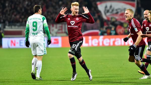 ...Sebastian Kerk die erste Nürnberger Chance zum Ausgleich nutzte. Beide Mannschaften drückten in der Folge auf den Siegtreffer, doch nur Niclas Füllkrug gelang der Lucky Punch. Eine lange Kopfball-Vorlage legte sich der Ex-Fürther mit der Brust selbst auf den Kopf und traf in der 84. Minute zum 2:1 für den Club. Die Serie von sieben sieglosen Derbys in Folge hatte für Nürnberg im 260. Lokalvergleich ein Ende.