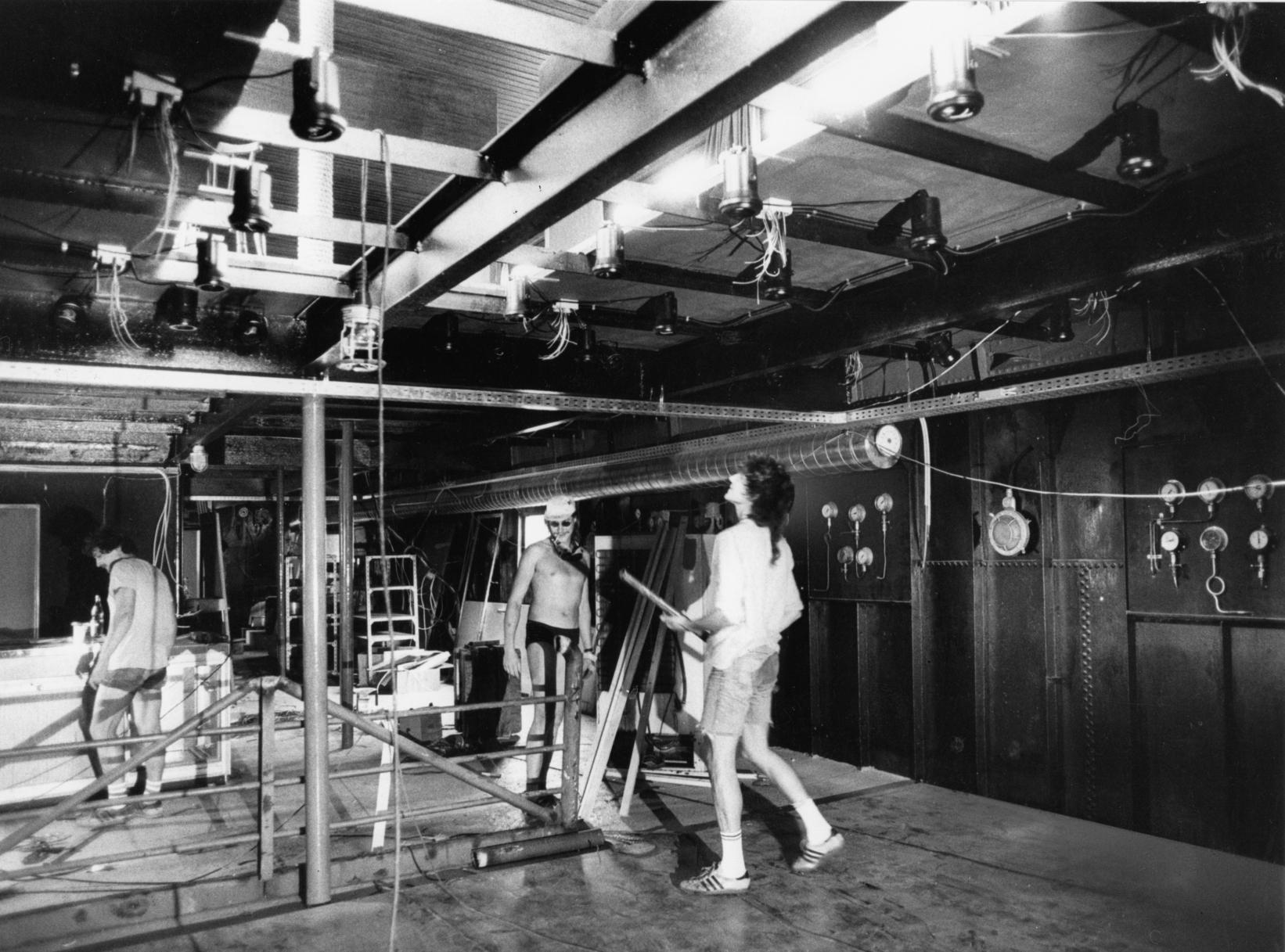 Der Bautrupp arbeitet Tag und Nacht bis zur Eröffnung: Mit ausgedienten Schiffsarmaturen und offenliegenden Lüftungsrohren wurde der Bootsbauch ausgestattet. Knapp oberhalb der Wasserlinie entstand hier die Diskothek.