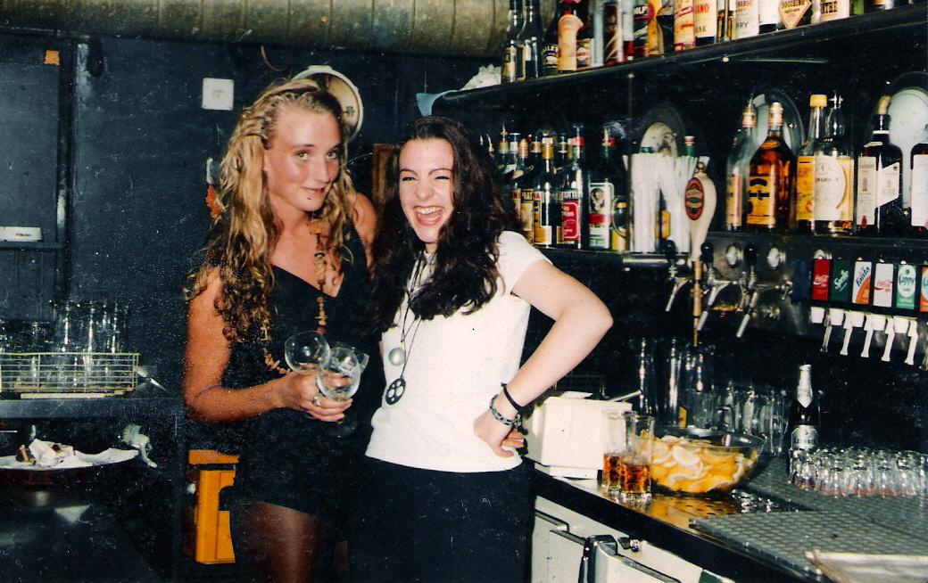 Diese beiden Damen hatten die untere Bar voll im Griff und waren in Nürnbergs Szene bekannt.