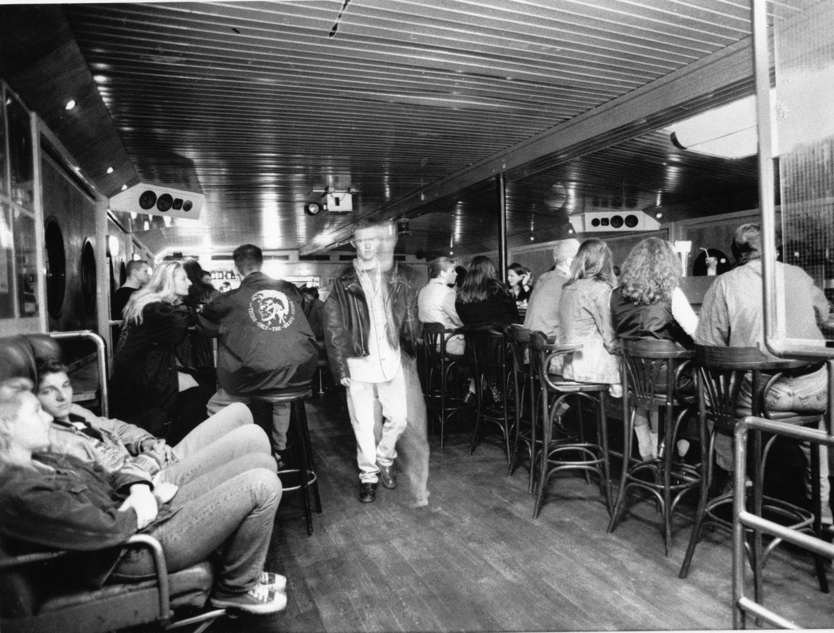 Links saß man in alten Kinosesseln, rechts auf Barhockern am Tresen. Und jeder wurde beäugt, der sich durch den Gang bewegte.