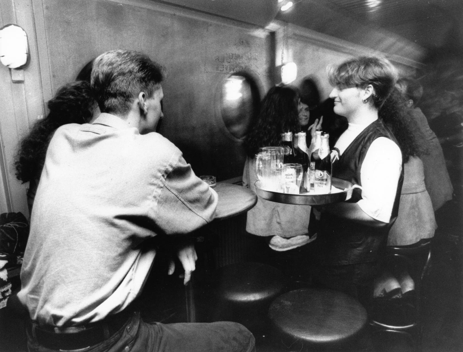 Für die Bedienungen, die sich durch die Massen schieben mussten, war das nicht immer leicht. Und geschaukelt hat der Kahn ja auch - je voller er war.