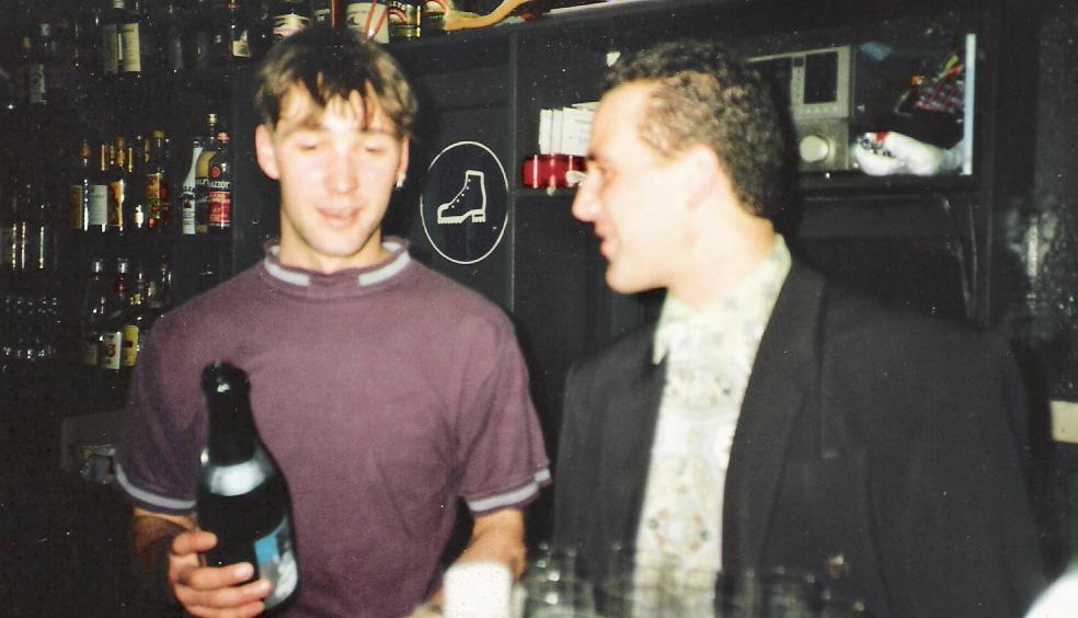 Auch der Herr rechts hatte das Amt des Geschäftsführers inne. Und wurde von etlichen Schülern und Studenten, die hinter der Bar oder in der Küche arbeiteten, unterstützt.