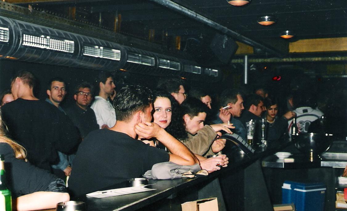 Man saß am Tresen und trank und redete und guckte. Und plötzlich war es vier Uhr morgens.