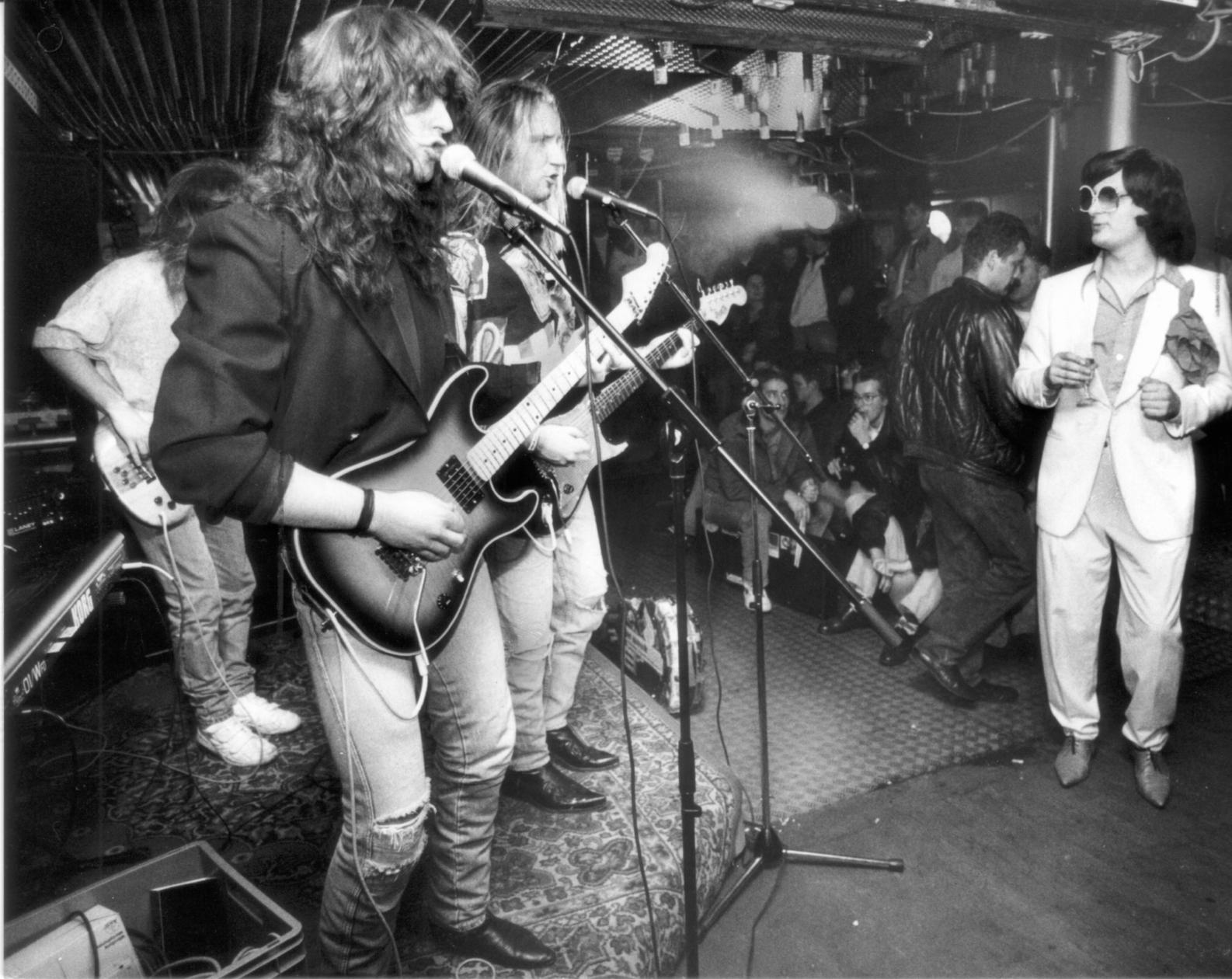 "Open Ocean" hieß eine Veranstaltungsreihe auf dem "Boot" Anfang der 90er Jahre. Und als Moderator fungierte Mr. H. Gully (ganz rechts im weißen Anzug), heute besser bekannt als "Bembers".