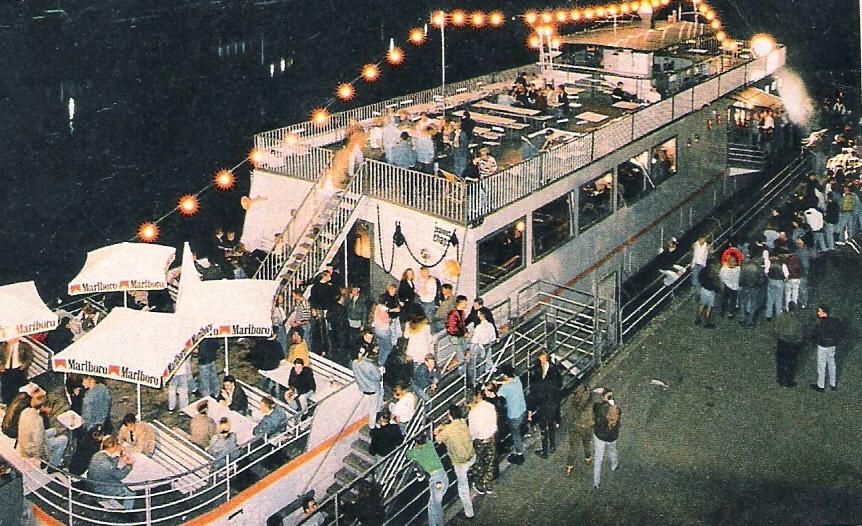 Auf den Decks saß man nicht nur in lauen Sommernächten, sondern ging auch mal im Winter zum Luftschnappen hinaus. Drinnen durfte ja noch geraucht werden. Und das nicht zu knapp. Gestört hat es keinen.