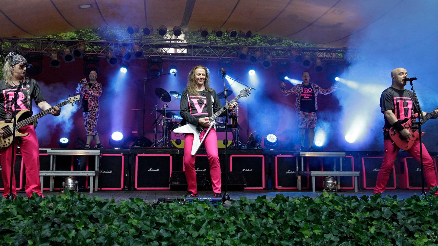 In den rosa Outfits steht die Erlanger Fun-Metal-Kombo schon seit 25 Jahren auf den Bühnen der Region.