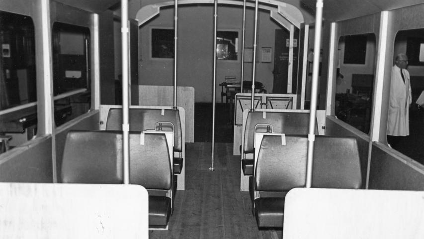 So sieht es im Inneren eines 2,90 Meter breiten U-Bahn-Waggons aus. Das von der Straßenbahn-Hauptwerkstätte gebastelte Modell besitzt vier Sitze in einer Reihe.  Hier geht es zum Artikel vom 14. Juli 1966: Die U-Bahn mit "großem Format".