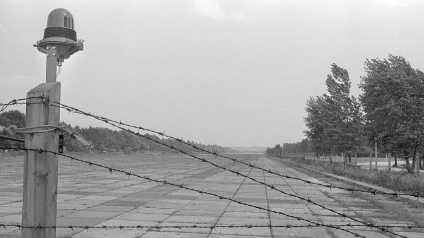 Noch knapp eineinhalb Jahre wird Stacheldraht die große Straße zwischen dem Dutzendteich und Langwasser sperren. Dann ziehen die Amerikaner zum Hohen Bühl um.  Hier geht es zum Artikel vom 15. Juli 1966: Hoher Bühl als neuer Landeplatz.