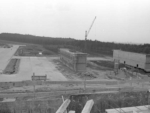 Blick vom Kontrollturm auf die Werkstatt-, Lager- und Bürogebäude.