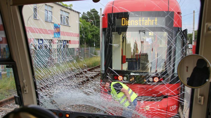 Zwei Straßenbahnen sind am Dienstagabend in Nürnberg zusammengestoßen. Eine der Straßenbahnen stand an der Worzeldorfer Straße,...