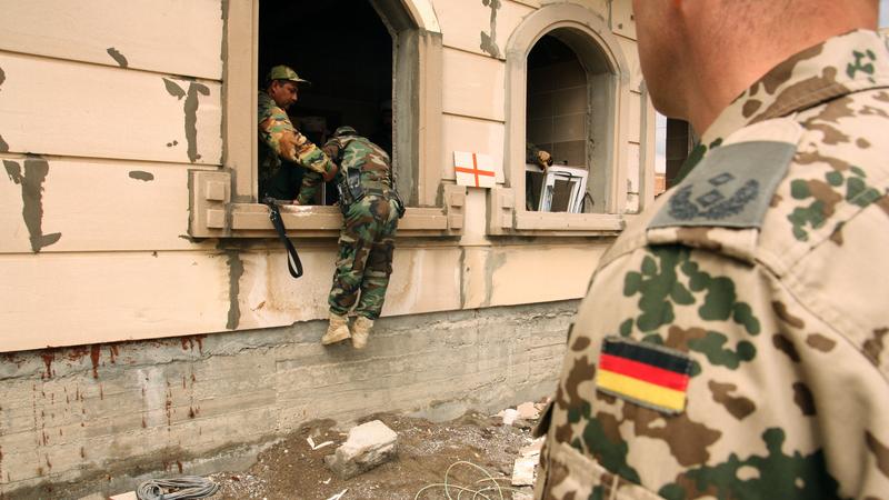 Die Bundeswehr soll auf Einsätze bei großangelegten Terroranschlägen im Inland vorbereitet werden. Erste Übungen sind bereits geplant.