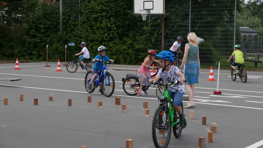 ...zeigte sich in der "Sportexpertenwoche", sowie beim Schulfest mit vielfältigen Aktivitäten, vom Radeln im Geschicklichkeitsparcour...