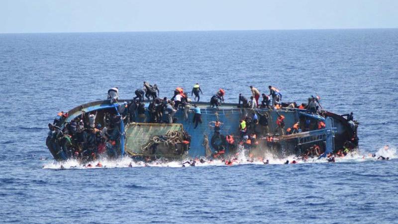Völlig überladen: Am Mittwoch war ein Flüchtlingsboot nahe der Hafenstadt Rosetta gekentert. (Symbolbild)