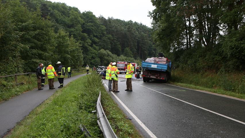 Die Unfallaufnahme durch Beamte der Verkehrspolizeiinspektion Fürth...
