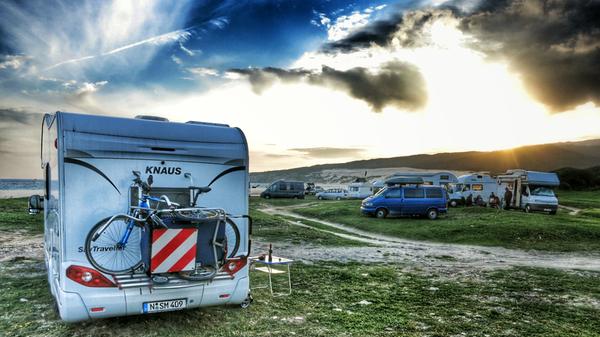 Am Surferstrand bei Tarifa stehen unzählige Wohnmobile - die idealen Gefährte für die coole Szene.
