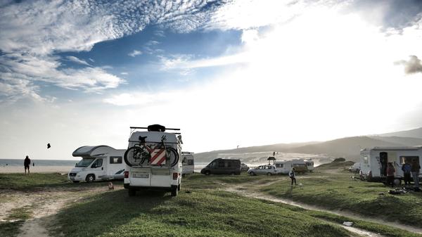 Am Surferstrand bei Tarifa stehen unzählige Wohnmobile - die idealen Gefährte für die coole Szene.