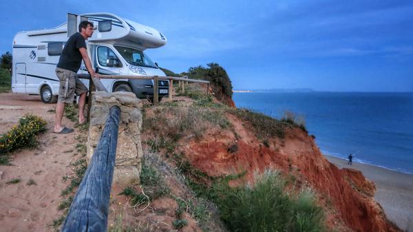 Wohnmobilstellplatz auf der Klippe über einem Strand in Westandalusien.