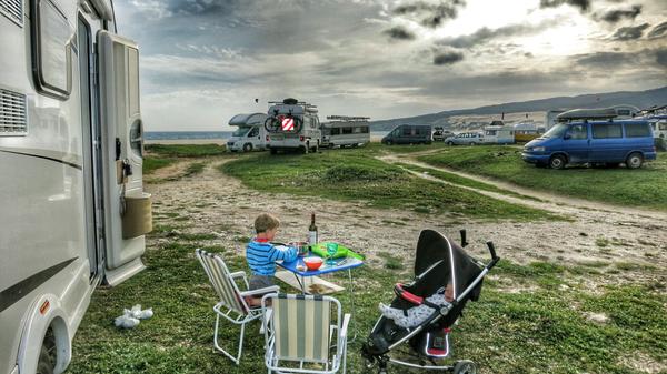 Am Surferstrand bei Tarifa stehen unzählige Wohnmobile - die idealen Gefährte für die coole Szene.